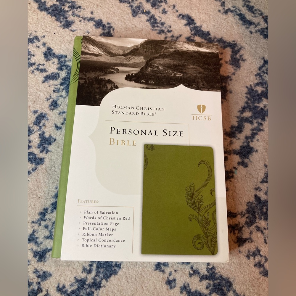 HCSB Holman Christian Standard Bible Personal Size Green- Read Descripti…
